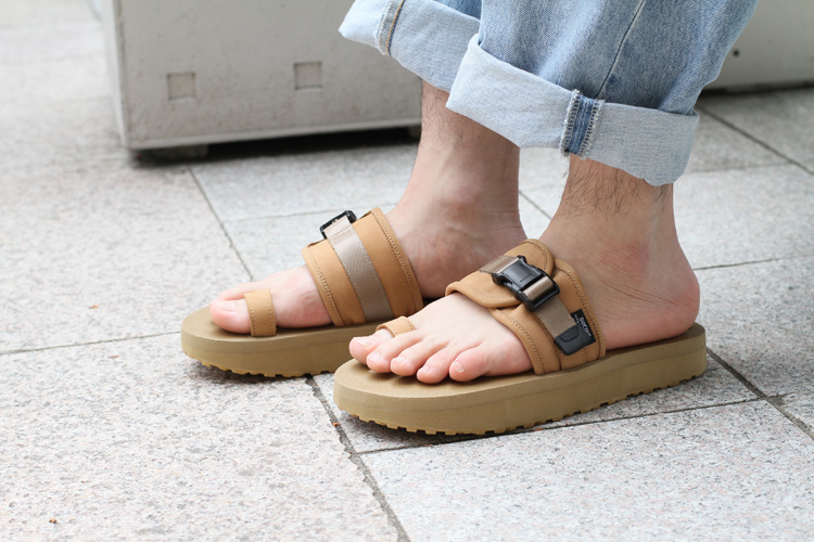 nonnative HUNTER SANDAL by SUICOKE BEIGE